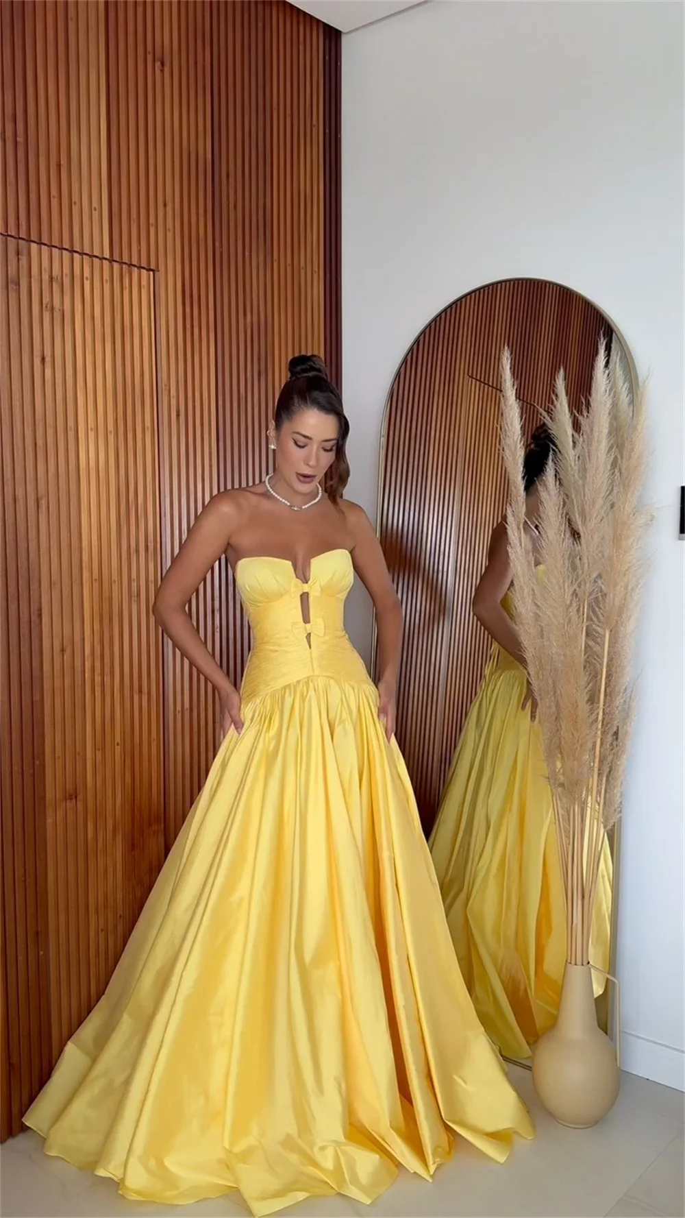 فستان أصفر بدون حمالات مع فيونكة للحفلات الراقصة ثنيات على شكل حرف a vestidos de noiva مخصص بطول الأرض سهرة رسمية 2025