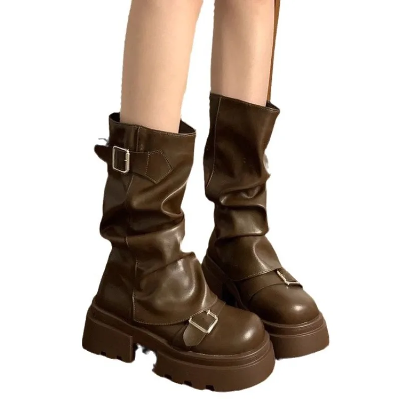 أحذية بنية متعددة الاستخدامات ذات نعل سميك لزيادة الارتفاع للنساء، أحذية ريترو متوسطة النعل لربيع وخريف وشتاء 2025