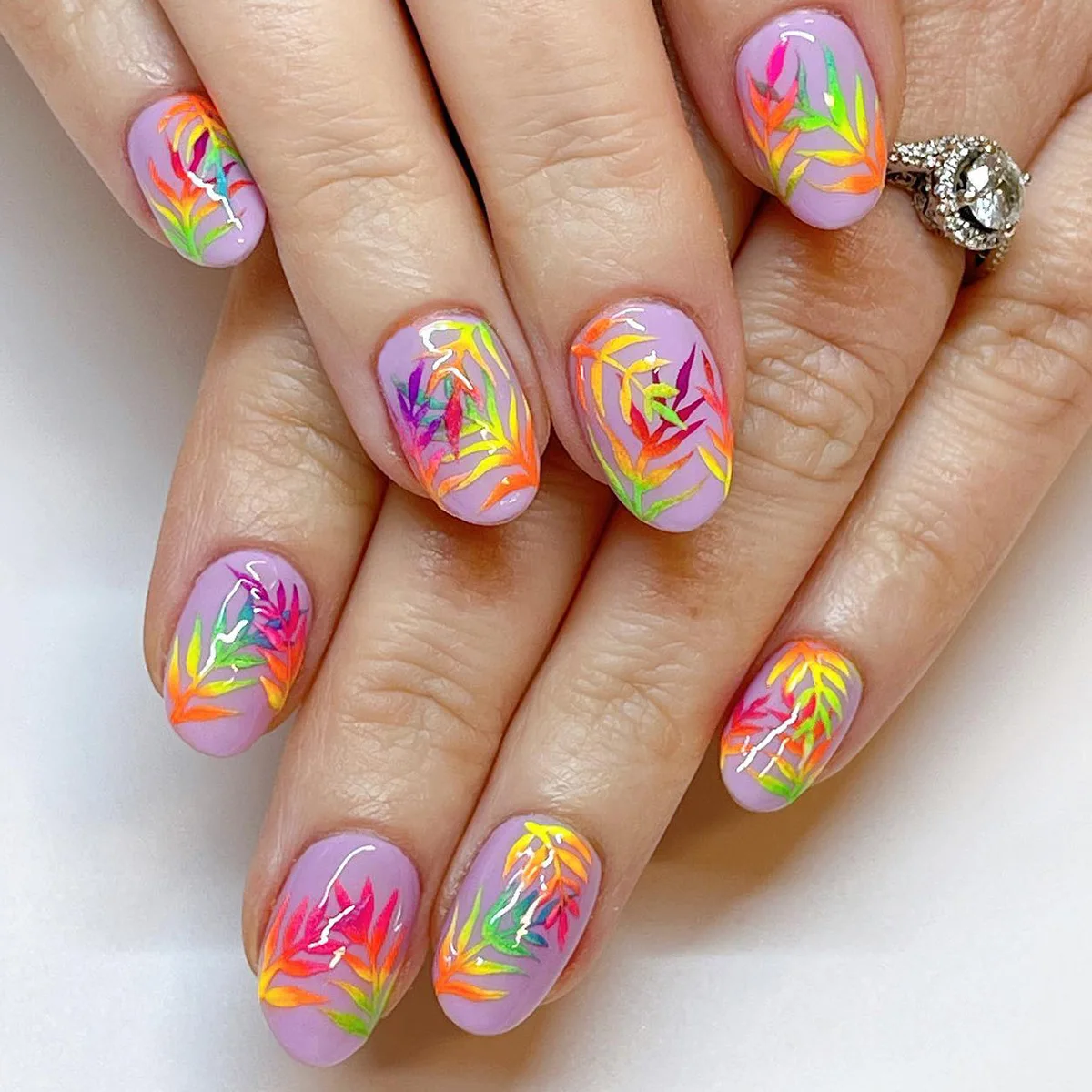 

24Pcs Short Round Head Fake Nails Press on With Colorful Leaf Design Full Cover False Nails Tips Detachable Artificial Manicure