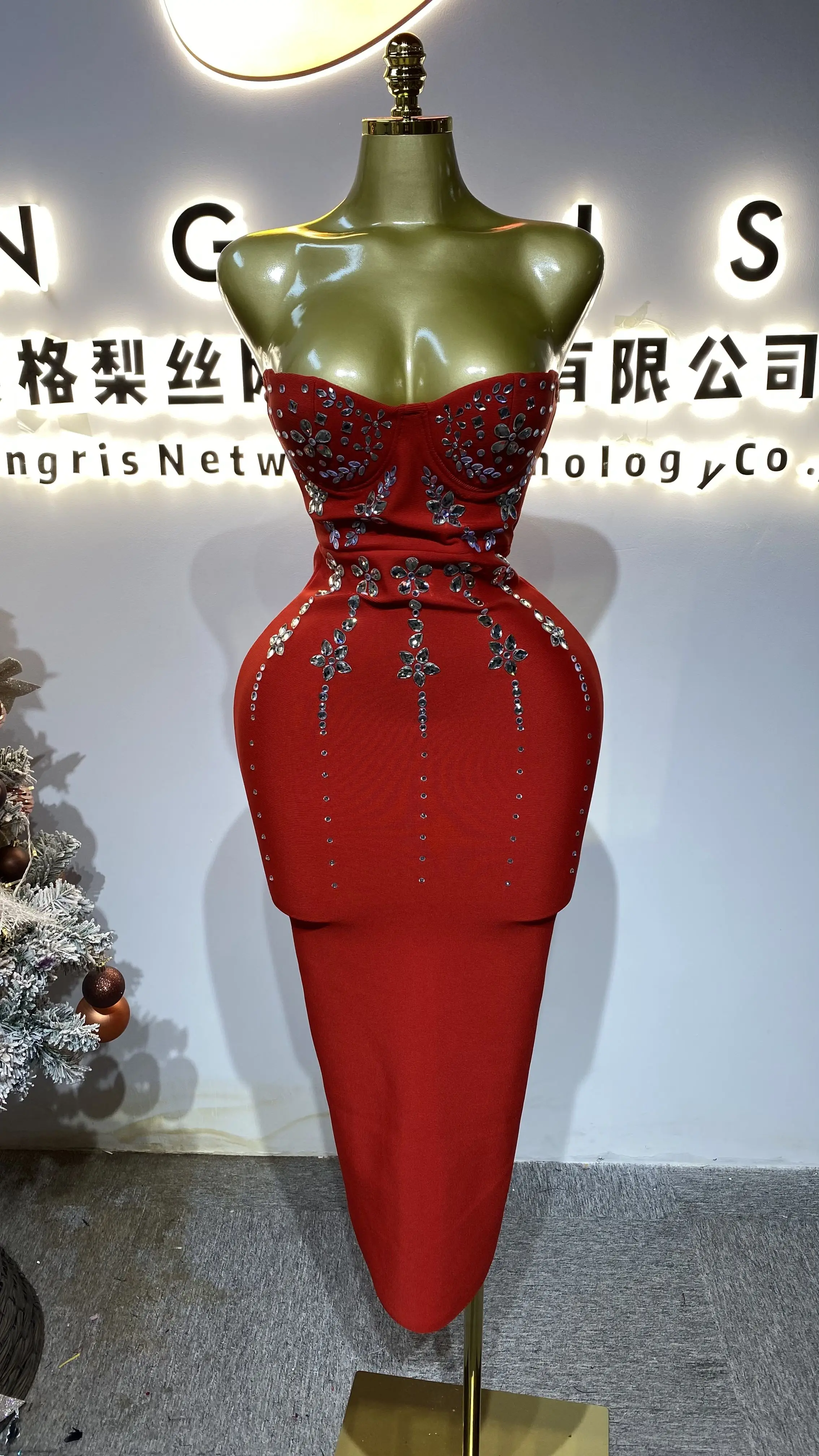 패셔너블하고 트렌디한 3D 라인 루즈 실버 7색 꽃 모양 라인스톤 아플리케 프롬 드레스용-GZXX361