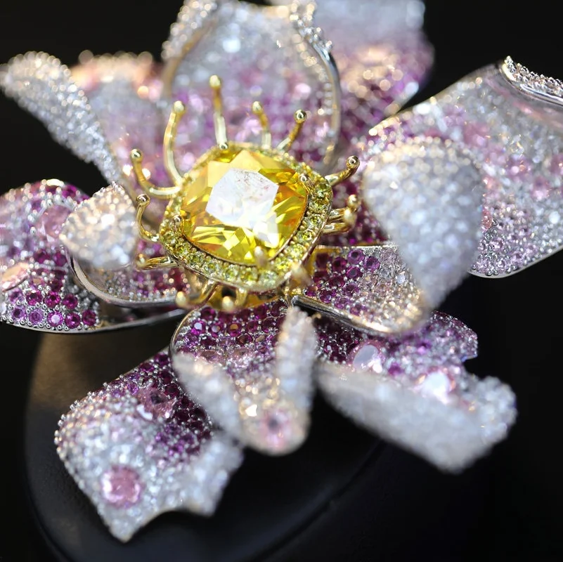 New Luxurious 5A Cubic Zirconia Larger Crabapple Flower Brooch Elegant Daisy Jewelry High End Suit Dress Coat Accessories Pin