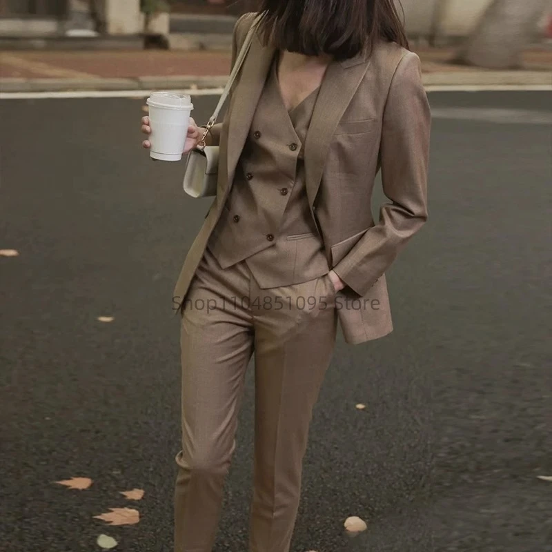 Elegante abito da donna in stile occidentale marrone alla moda in 3 pezzi, completo di pantaloni lunghi di fascia alta per occasioni speciali