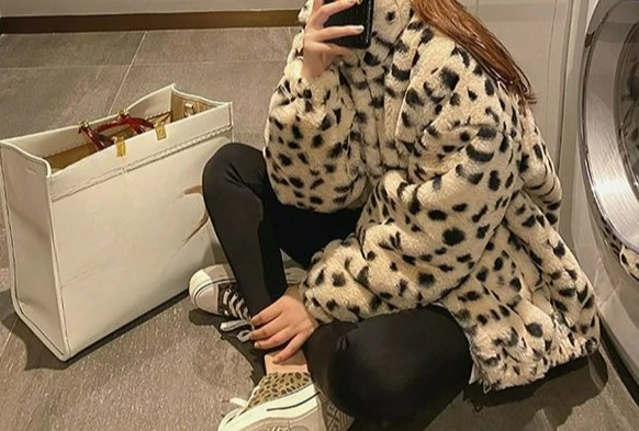 Nowy płaszcz damski na jesień i zimę 2025, pluszowy, uniwersalny, futrzany, casualowy, modny.