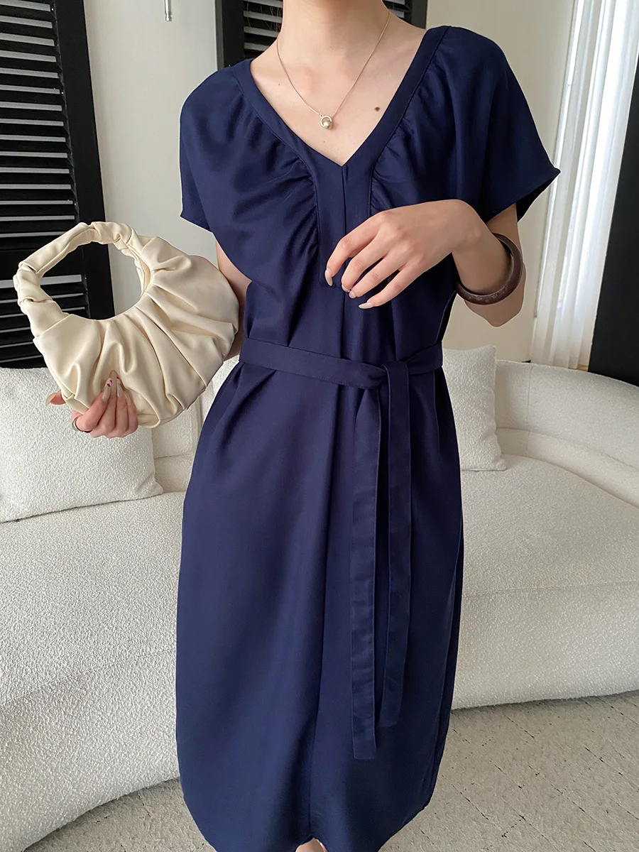 Sommerliches Damenkleid in unifarbenem Design mit V-Ausschnitt und Schnürung an der Taille für eine schlanke Silhouette. – Detail 5