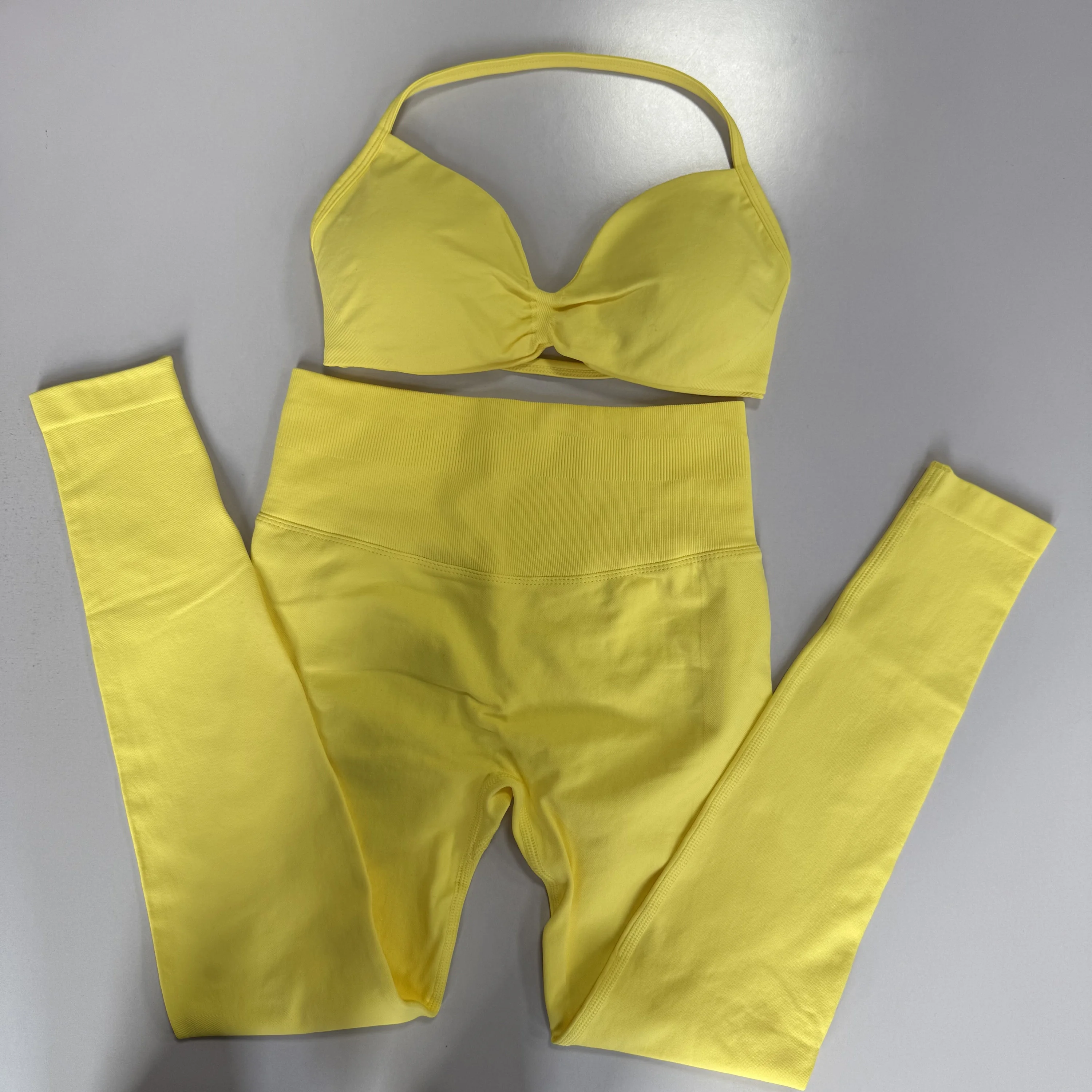 2-teiliges Set für Damen, nahtloses, schlichtes (ohne Logo) Yoga-Set, Sport-BH mit Neckholder und hochtaillierte, formgebende Leggings für Fitness-Workouts – Detail 13