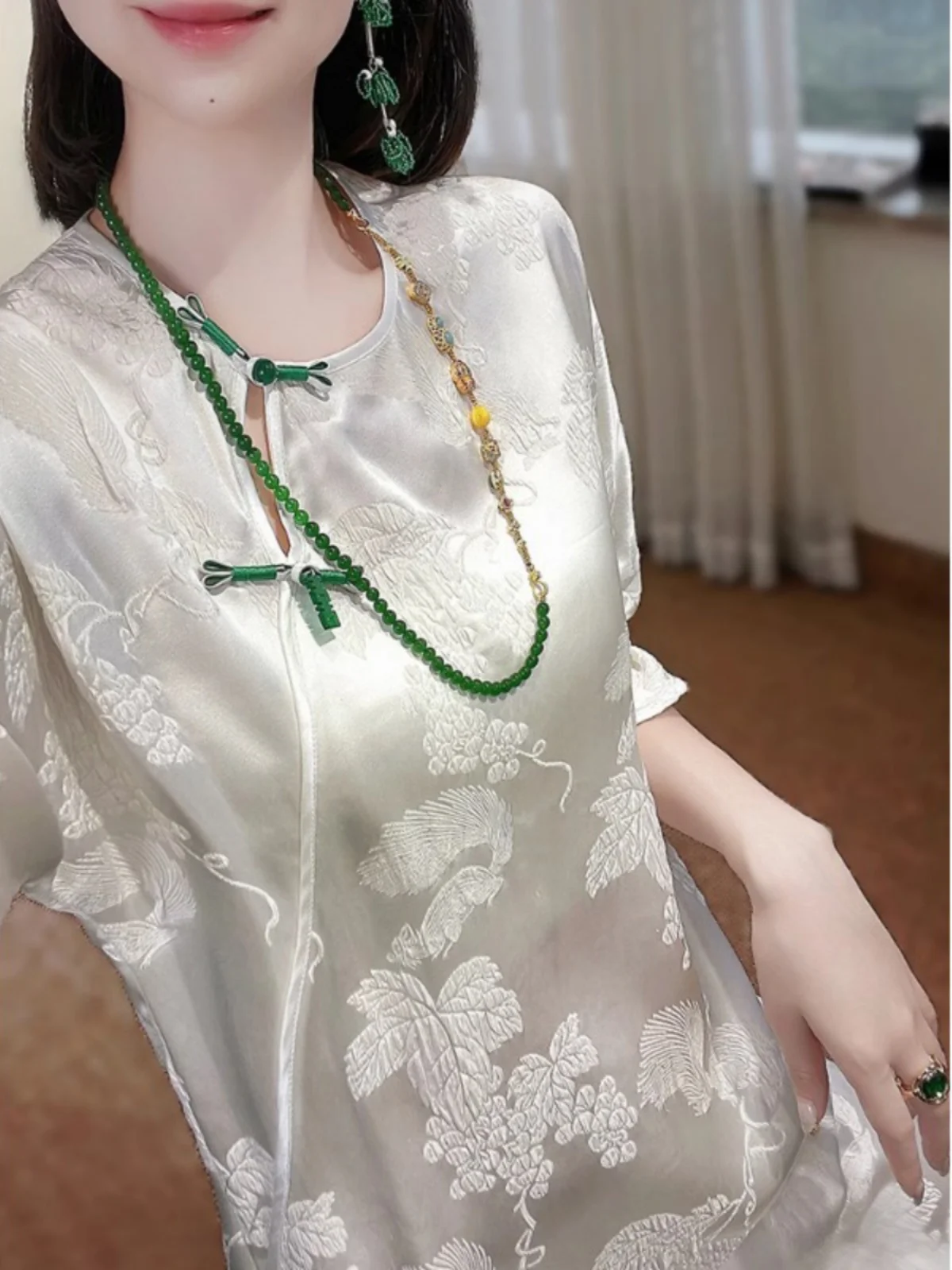 ชุดเดรสผ้าซาตินปักลายดอกไม้สไตล์จีนสำหรับผู้หญิง ดีไซน์หรูหราสำหรับฤดูร้อน กระดุมแบบเรโทร ทรงเอไลน์