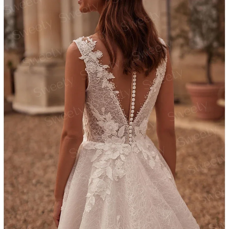 고급스러운 웨딩 드레스 자수 레이스와 A라인 바닥 길이 볼 가운 브이넥 민소매 버튼 베스티도 드 노비아 맞춤형
