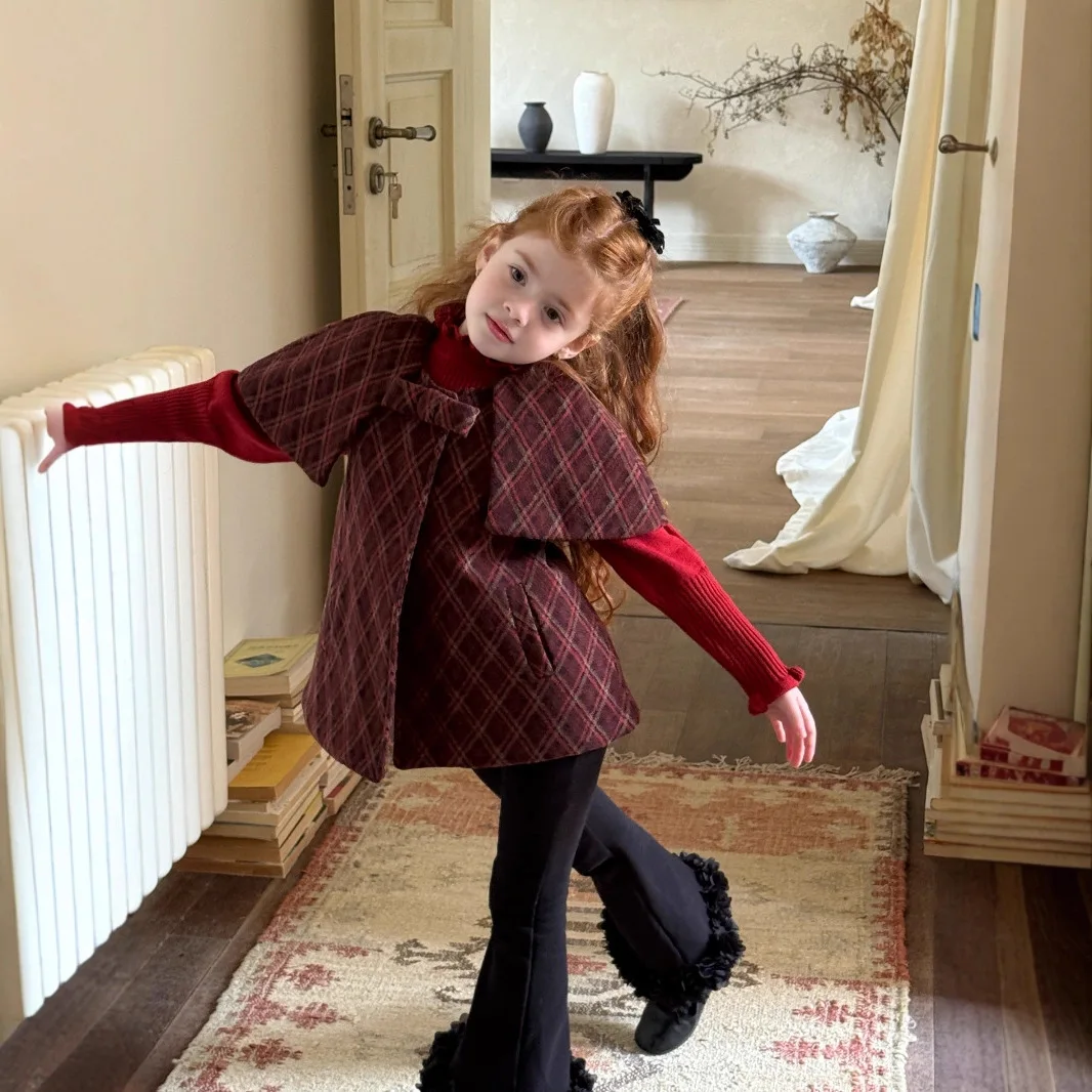 

Осень-зима 2025 г., корейская детская темпераментная куртка-плащ для девочек, хлопковая куртка в стиле ретро с красной сеткой