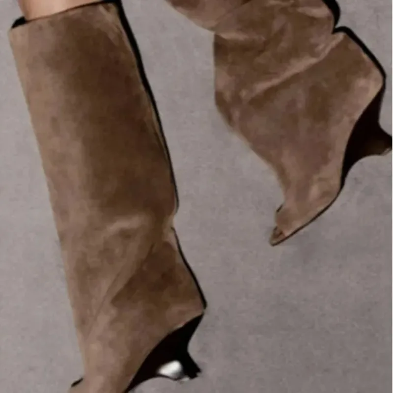 

2025 Новый нишевый дизайн, ботинки на танкетке специальной формы с рыбьим ртом, модные универсальные крутые ботинки, женские коричневые длинные ботинки, женская обувь