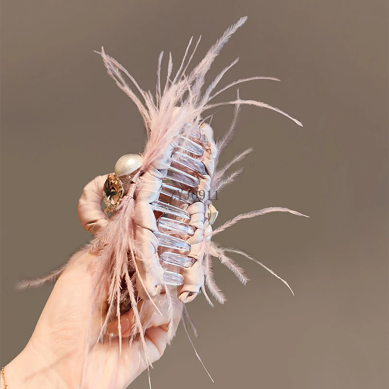 Зажим для волос со страусиными перьями, женская заколка для волос, новинка 2024, новинка, заколка в виде акулы со стразами, головной убор премиум-класса