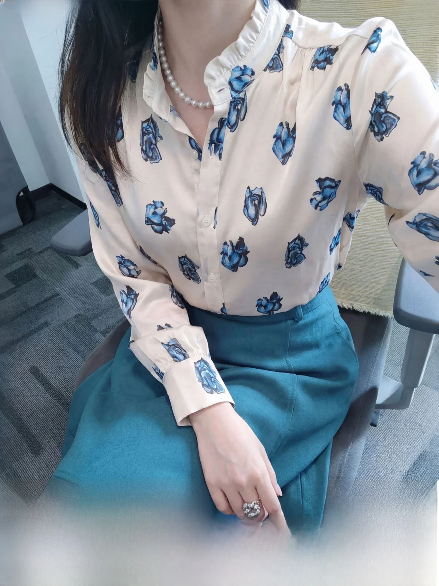 

Шелковая блузка женская винтажная с длинным рукавом, с деревянным декором, прямого кроя, во французском стиле, дышащая, повседневная, размер S