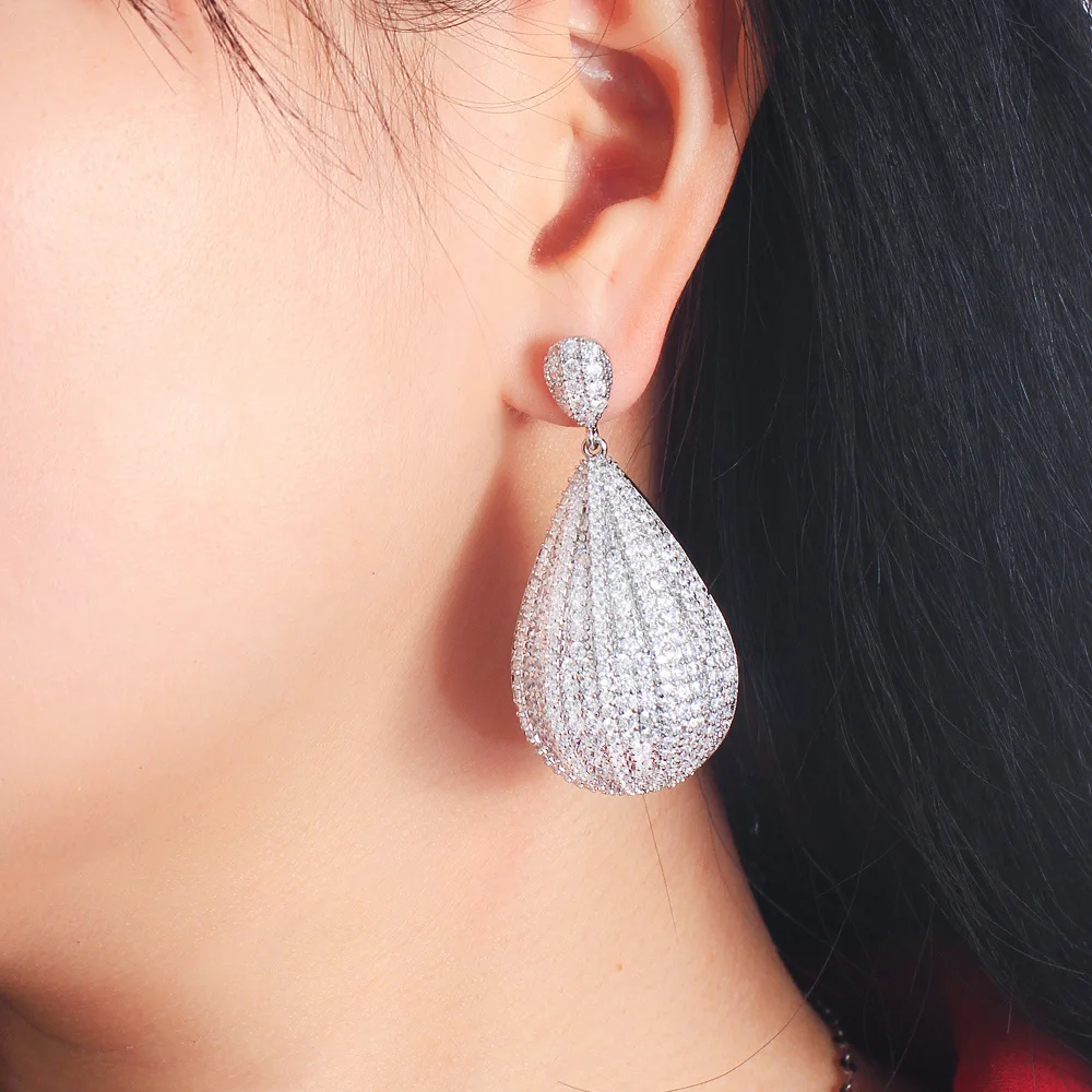 CWWZircons Glänzende, vollständig mit Zirkonia besetzte, weißgoldfarbene, lange, hängende, große Wassertropfen-Ohrringe für Bräute, Hochzeiten und Festlichkeiten, Großhandel E0990 – Detail 7