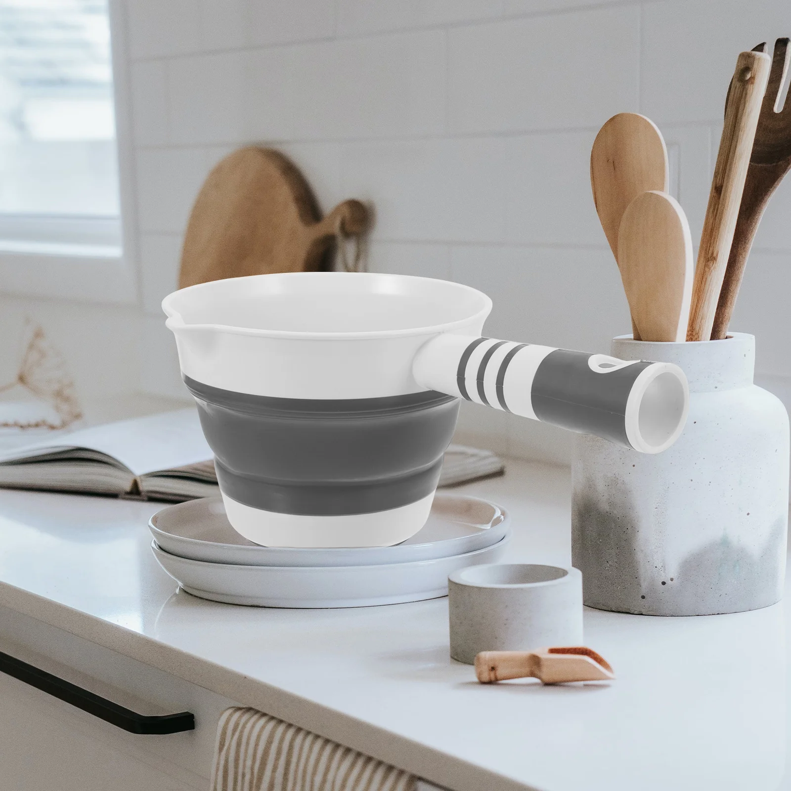 1Pcs Foldable Water Ladle Strong Plastic Kitchen Water Scoop for Bathing Cooking Portable Collapsible Ladle Easy Storage Multi