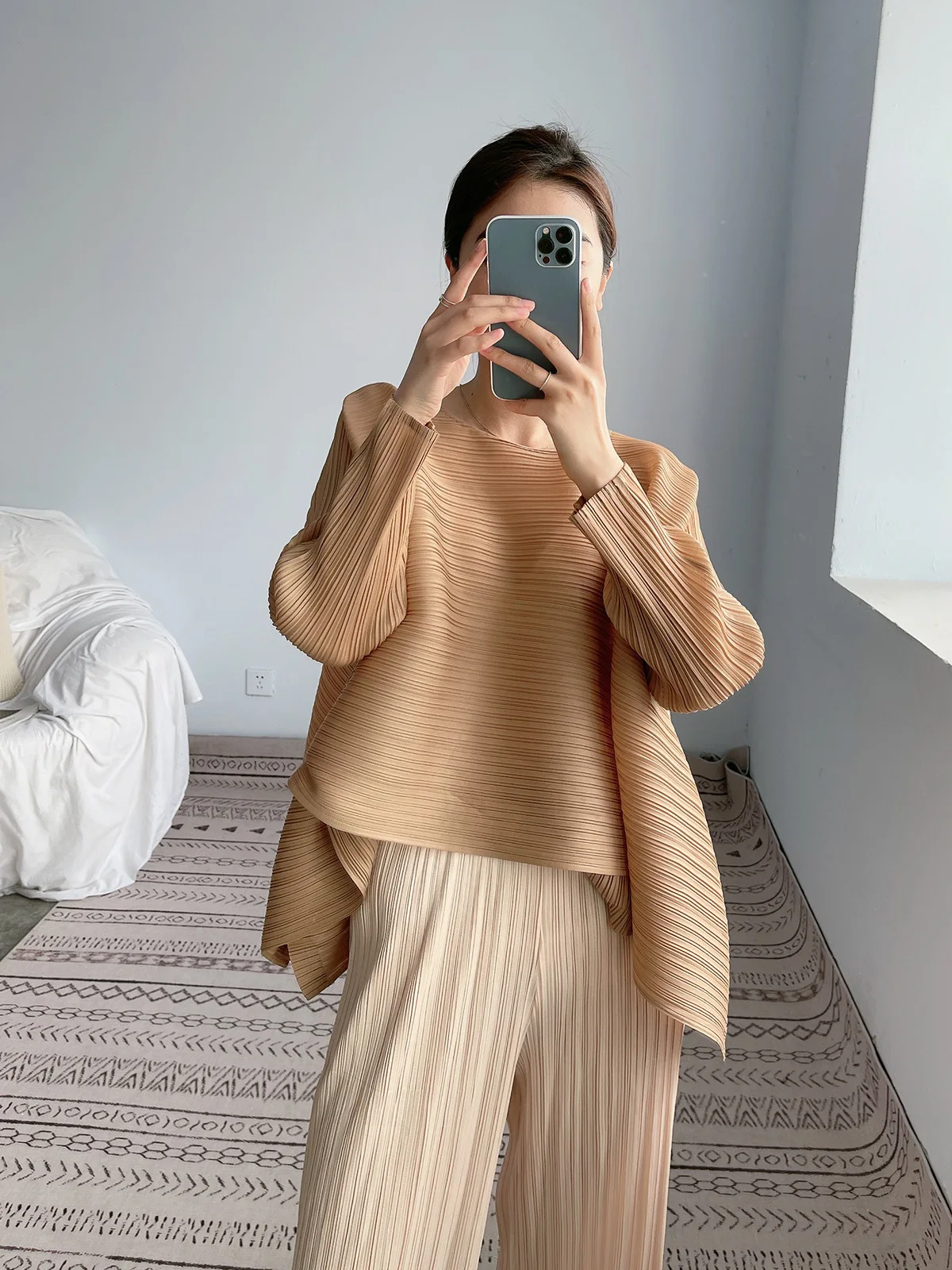 Pleated T-shirt For Women Designer Irregular Round Neck Long Sleeves Solid Tops Female Clothing 2024 Summer New Women Comfortabl