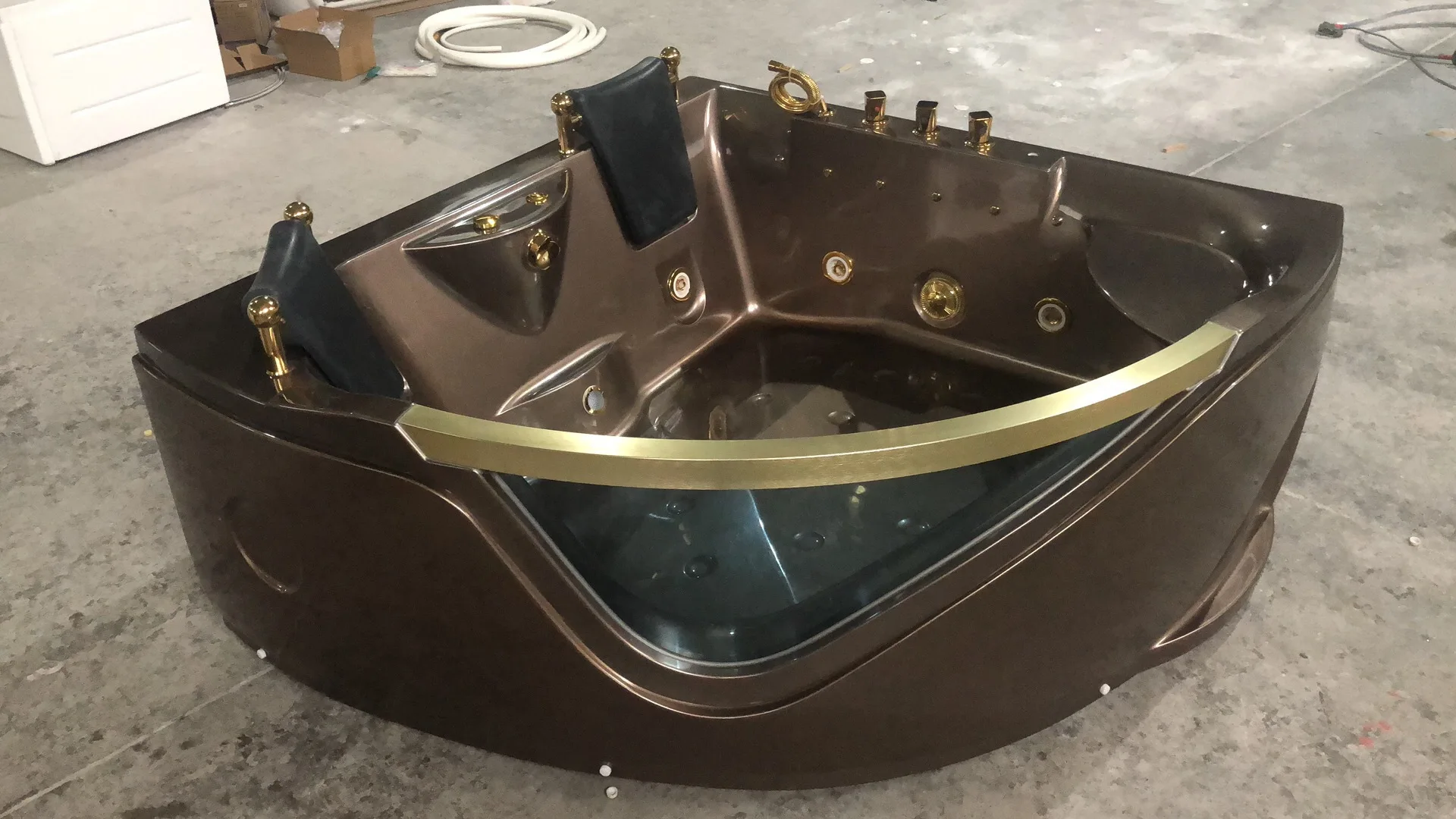 Crystal Brown Acrylic Bathtub 1.5m Triangle Surfing massage
