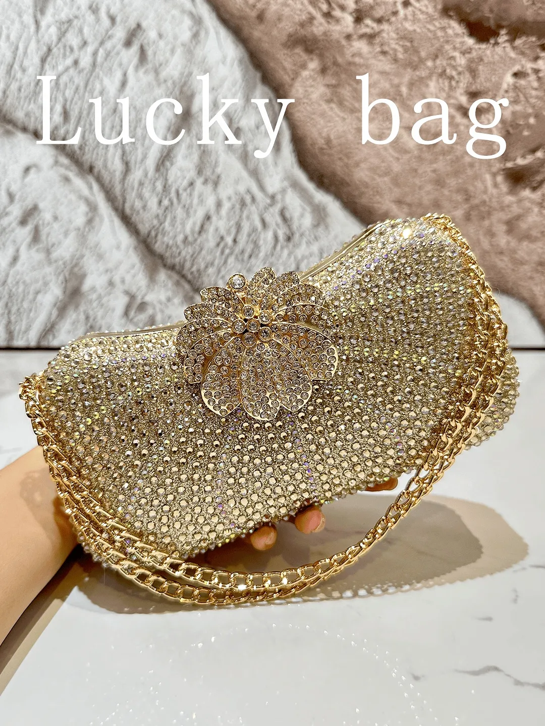 

Золотая сумочка-клатч со стразами, цветочным декором и цепочкой для вечерних мероприятий