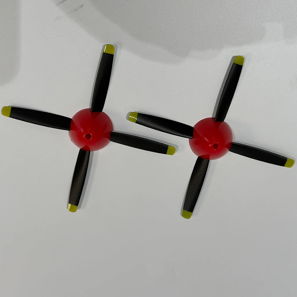 Das Zubehör für das Sayzon P51D Musting RC-Flugzeug (510 mm Spannweite) umfasst einen Propeller und ein rotes/gelbes Fahrwerk. – Detail 16
