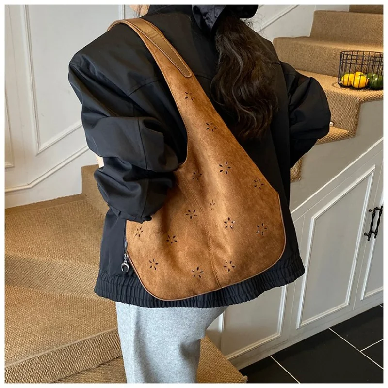 

Large Capacity Shopper Tote Bag For Business Women Featuring High-End Minimalist Vintage Look And Quality