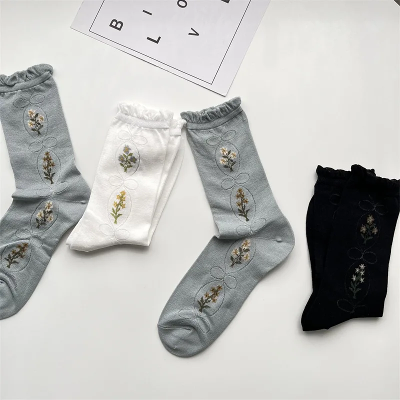 3 Pairs   Flower Socks For Women Spring Summer Black, White And Grey Wooden Ear Side Mid-tube Socks Small Pile Pile Socks