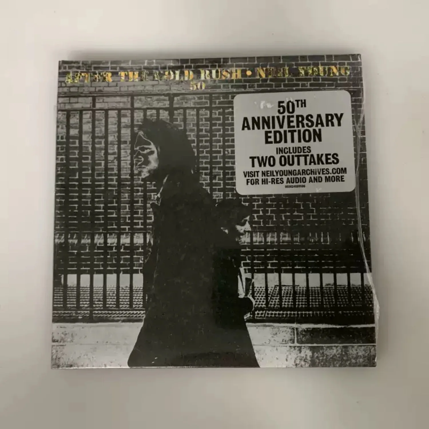 CD Clássico de Rock Folk Americano Vintage com Capa Retrato de Parede de Tijolo Preto e Branco e Gravações Extras Não Utilizadas