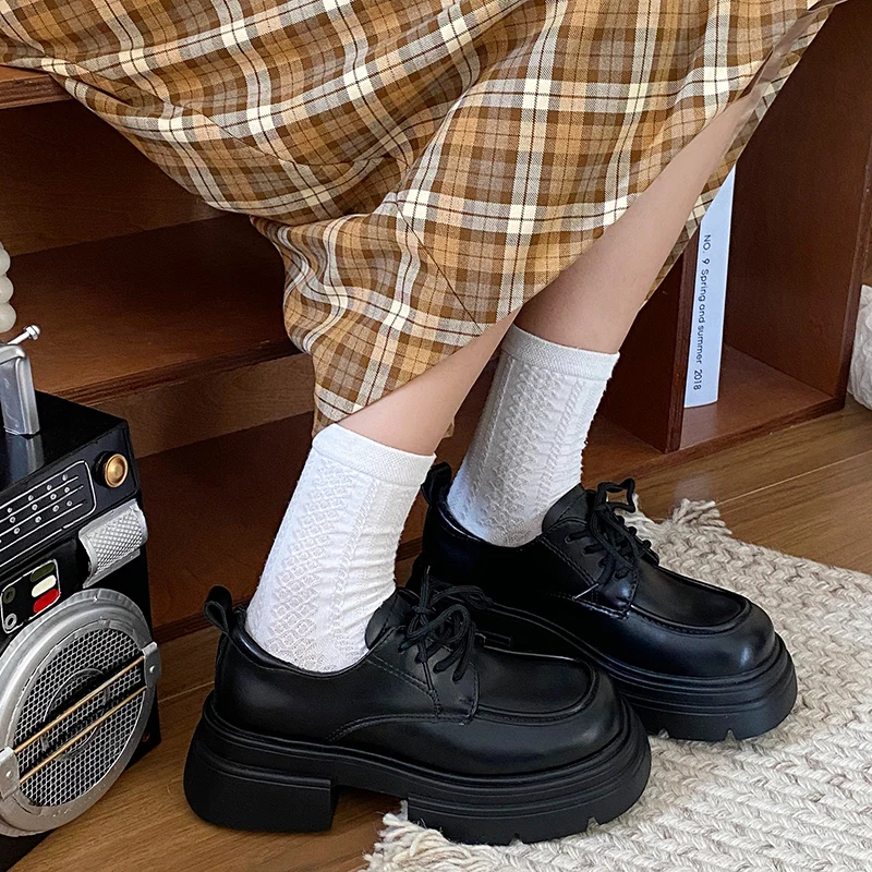 Zapatos cruzados para mujer, zuecos Oxford con plataforma que combinan con todo, calzado femenino de estilo británico, Creepers de cuero Retro para otoño e invierno