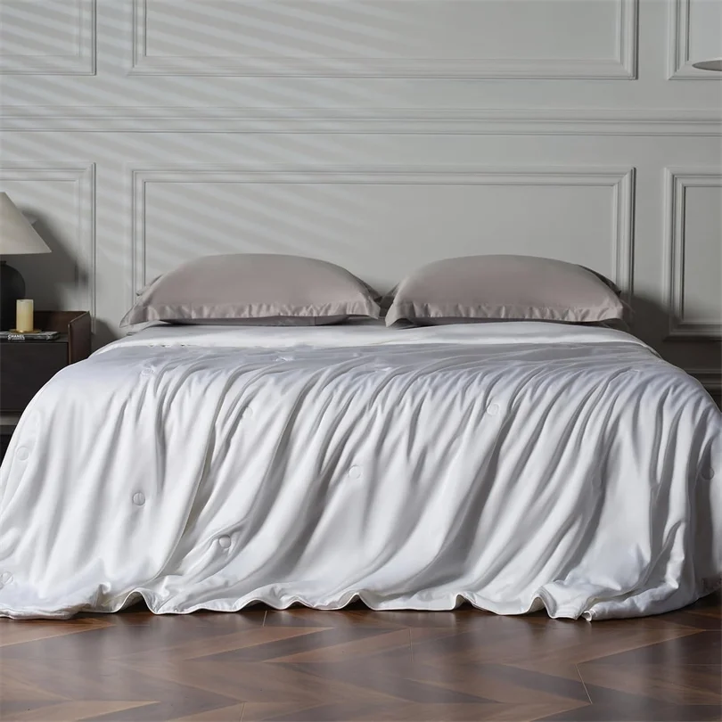 Luxury Silk Throw Blanket with 100% Mulberry Silk Filling Handmade Real Silk Cooling Blanket Lightweight Smooth Thin Comforter