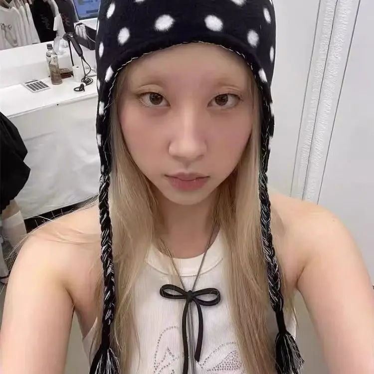 

Корейский нишевый бренд Ae, осенне-зимние вязаные шапки для женщин, двухсторонние шапки-бомберы в горошек с кисточками и подвесной веревкой