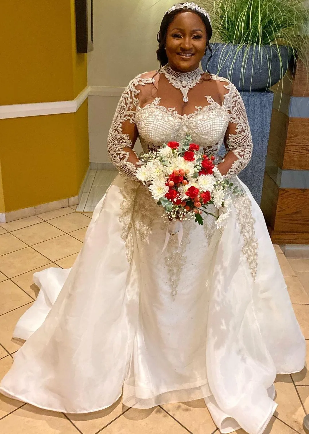 Vestidos de casamento africano alto pescoço ilusão superior mangas compridas rendas applique overskirt vestidos de noiva feitos sob encomenda