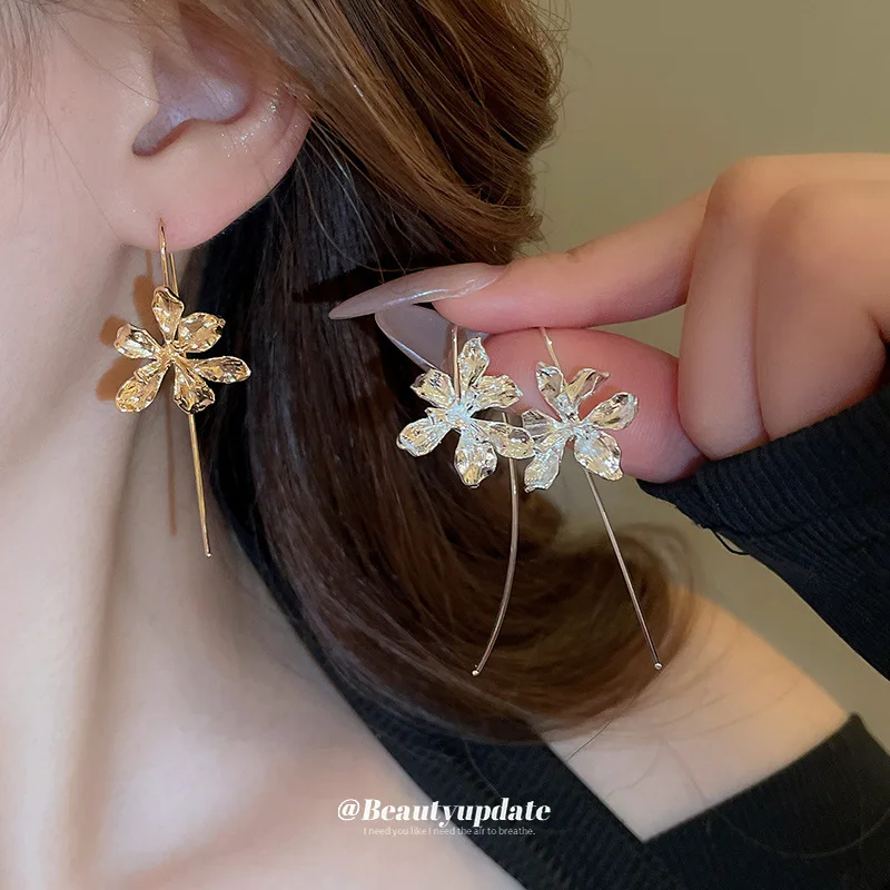 

2024 New French Iris Flower Earrings Light Luxury Elegant Temperament Earrings Cross-border Fashion High-end Earrings for Women