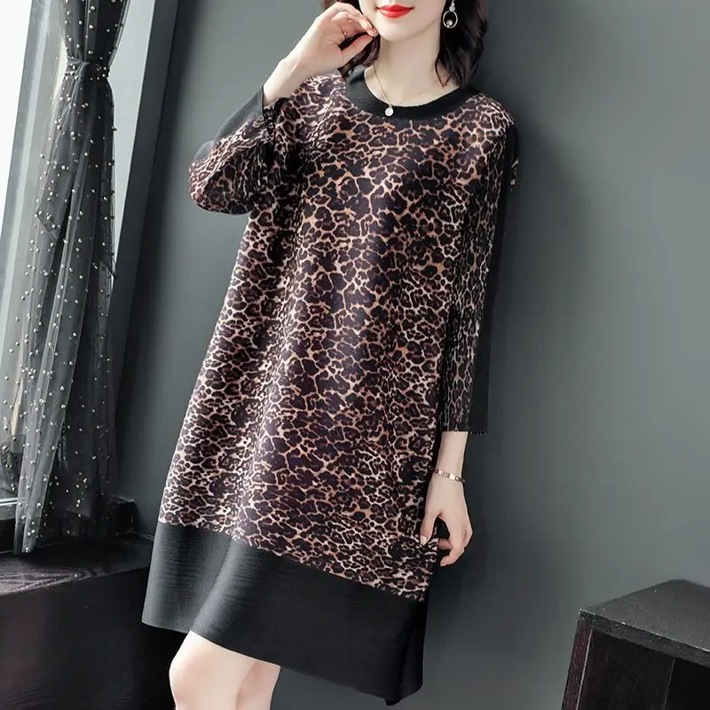 

Dress Female 2023 New Spring Pleat Fashion Leopard Pattern O Neck Casual Slim Loose Mother Covering Belly Dress Female Tops