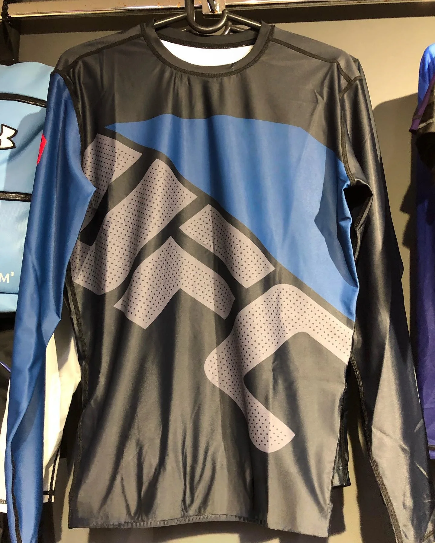 25-26 أحدث تي شيرت رياضي رجالي بأكمام طويلة للملاكمة القتالية UFC الأكثر مبيعًا يسمح بمرور الهواء وعصري وسريع الجفاف