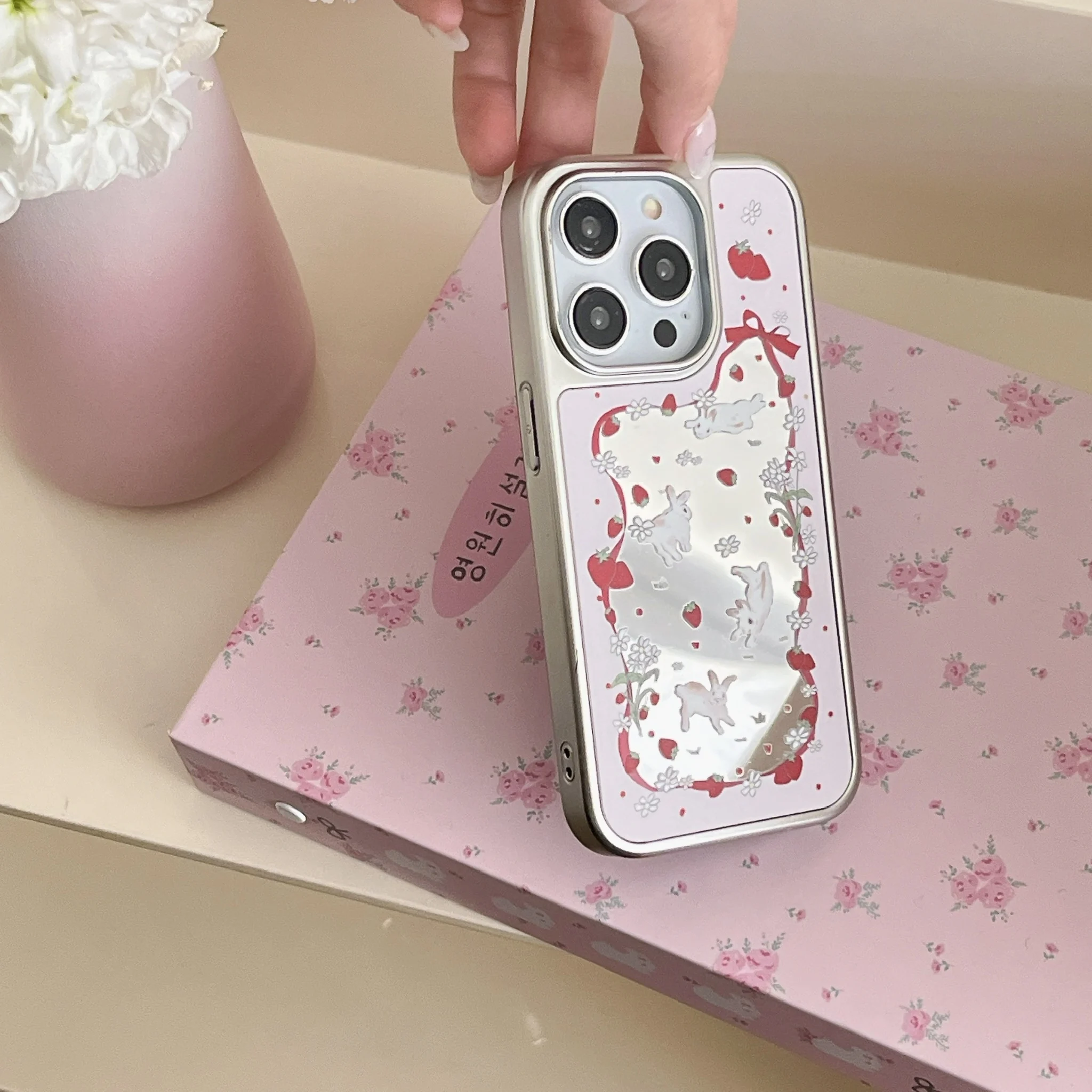 ピンクウサギイチゴウェーブポイントフラワーちょう結びシルクリボン鏡面スライバーエッジケース iPhone 13 14 15 16 プロマックス