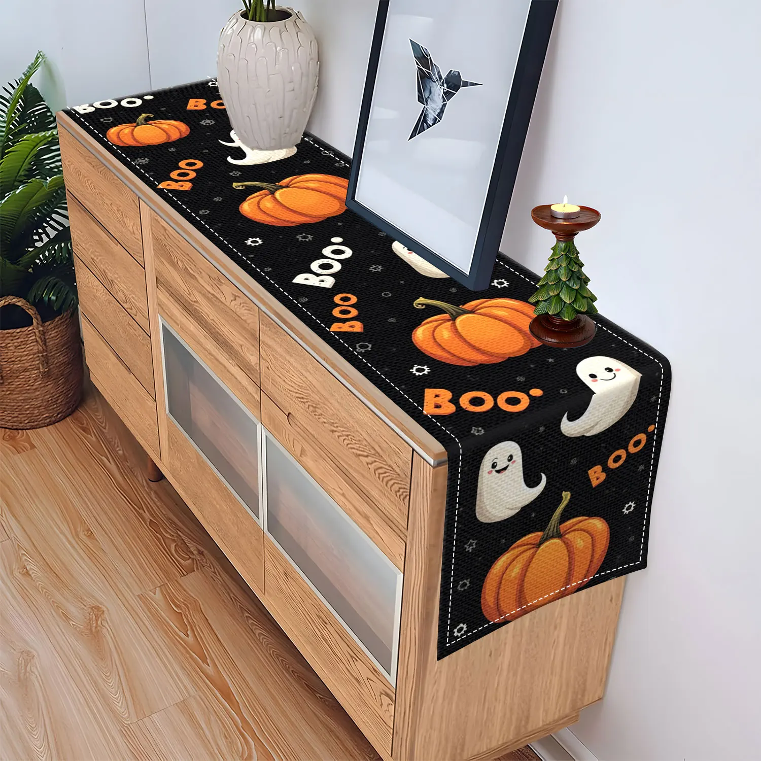 قطعة واحدة من مفرش طاولة بطابع الهالوين بأنماط لطيفة، تتميز بالقرع والأشباح والكلمة "Boo" مناسبة لتزيين حفلات الهالوين