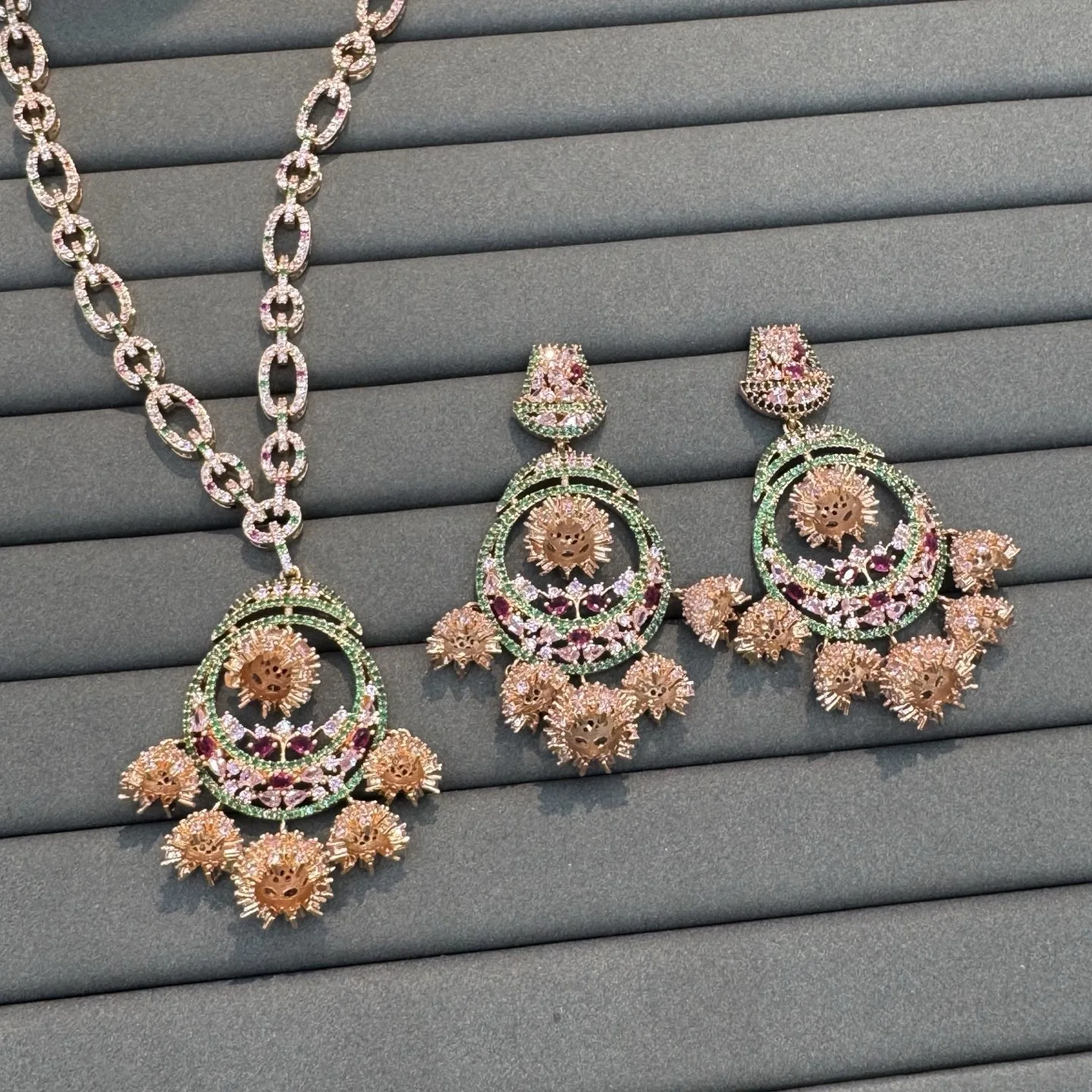 

Женский классический модный комплект украшений: колье и серьги с цирконами, цветной, 2026