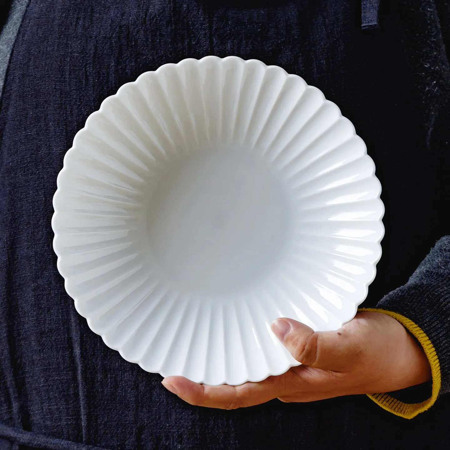Platos de Cerámica Blanca Importados de Japón, 8.1 Pulgadas, con Borde Festoneado de Crisantemo, Platos para Ensalada y Postre, Platos Pequeños Blancos para Aperitivos