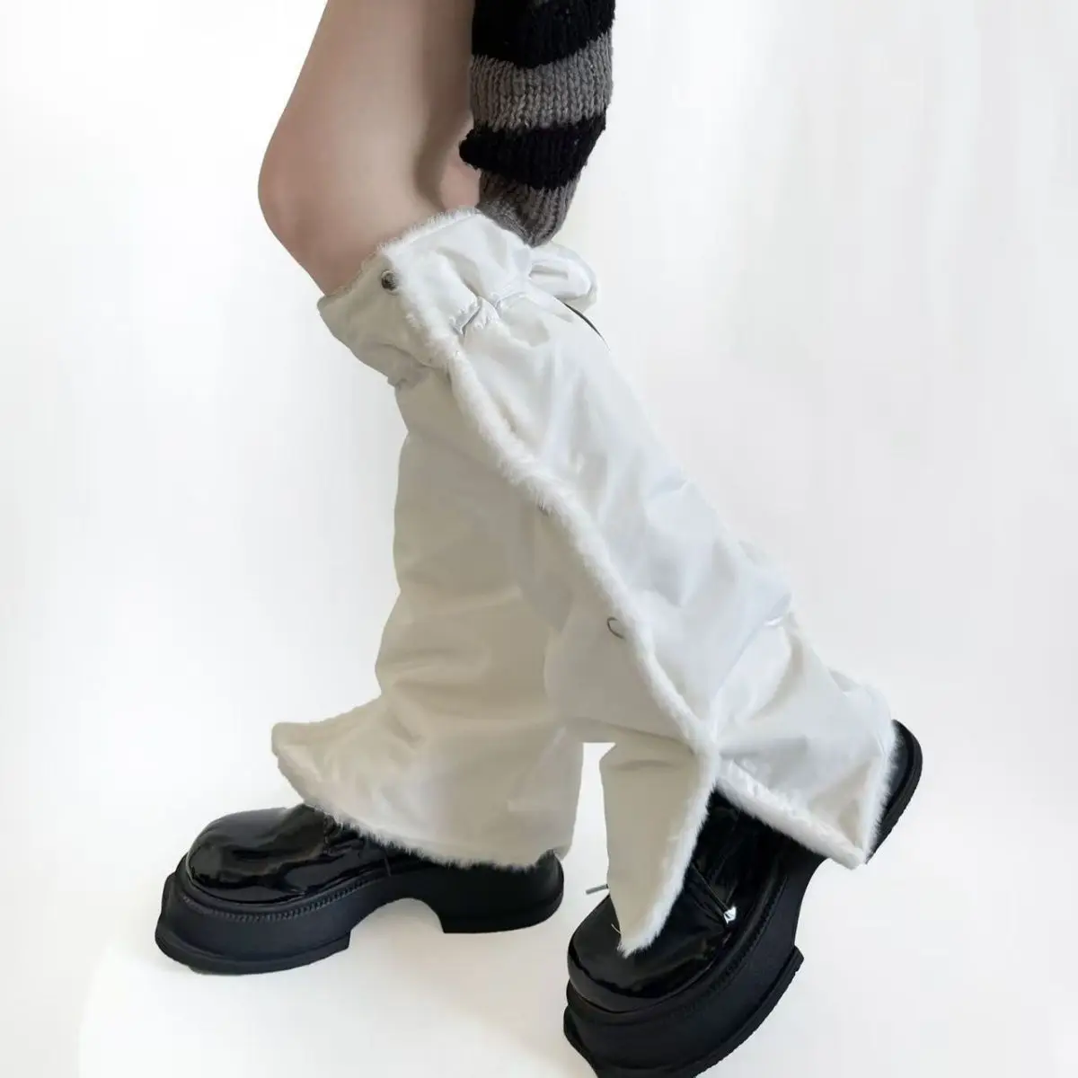 冬用、保温性に優れた厚手のレッグウォーマー。女性用。ファーの縁が付いたスリット入りで、ブーツを覆うタイプ。ワイドレッグ、y2k、原宿ストリートファッションに合う、靴の脚を覆うスリーブ。
