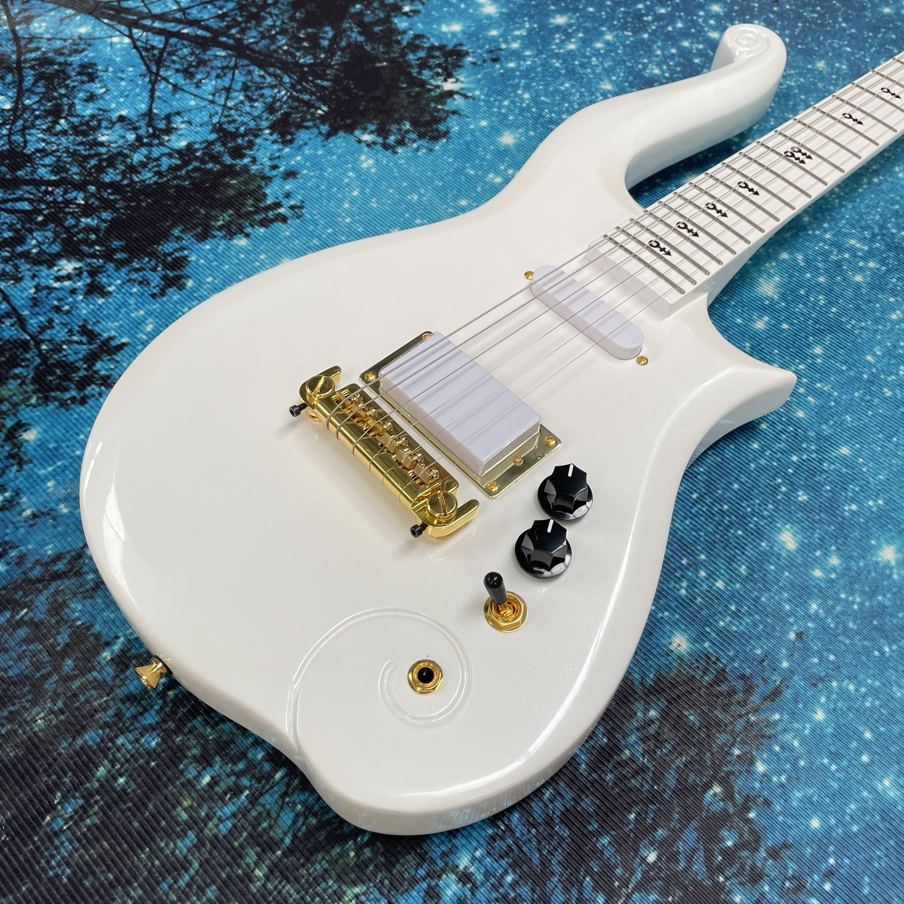 White electric guitar, single and double pickup guitars, maple fingerboard electric guitarra view 2