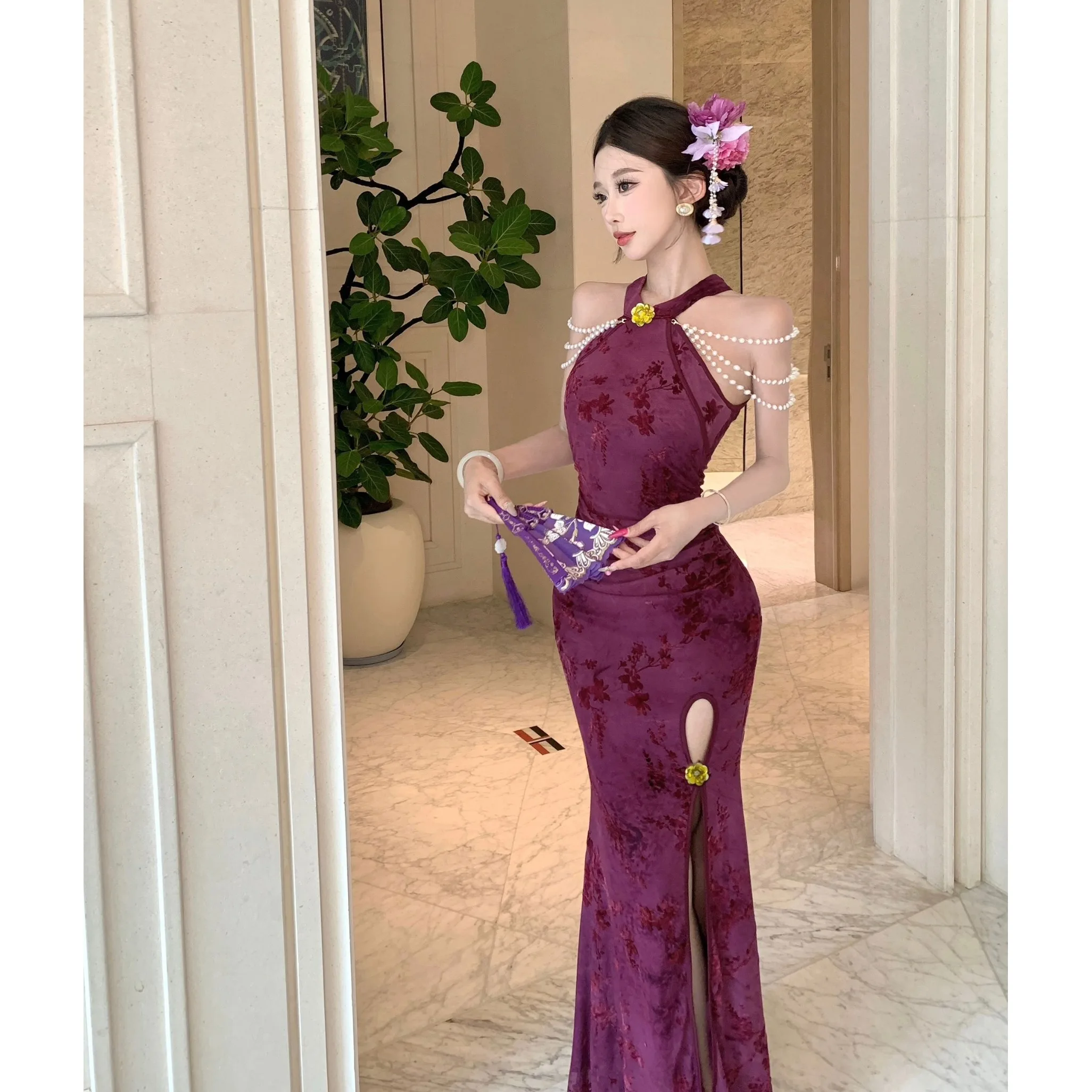 ชุดราตรีผ้ากำมะหยี่แบบเปิดไหล่ผ่าสูงสไตล์จีน กระโปรงยาว ระบายอากาศได้ดี ไม่รัดรูป เหมาะสำหรับงานกลางคืน