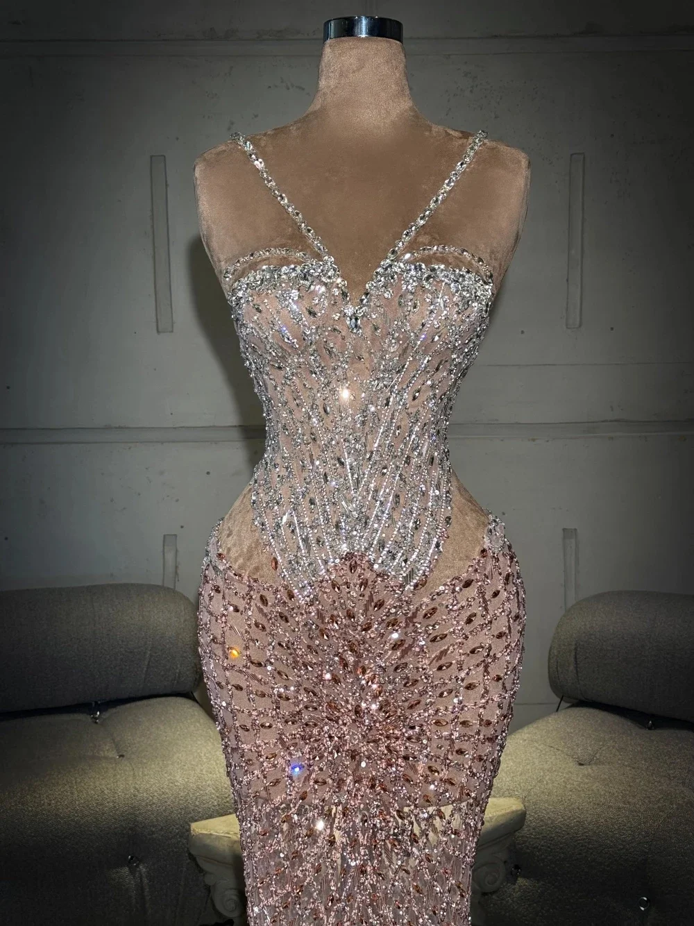 Gorgeous Sequined Crystal Prom Dresses Elegant Sleeveless Sweetheart Evening Dress Floor Length Party Gown Customized