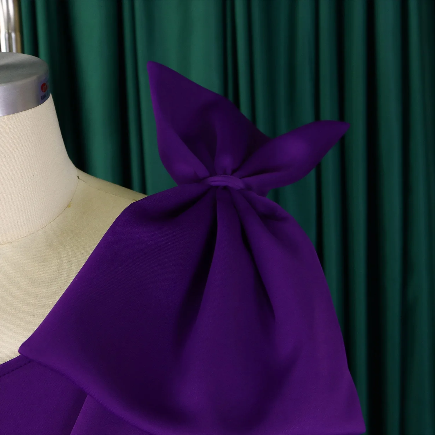 Luxus Kleider für Frauen Eine Schulter Bogen Dekorieren Ärmellose Hohe Taille EINE Linie Mittlere Waden Elegante Hochzeit Party Abendessen Vestido