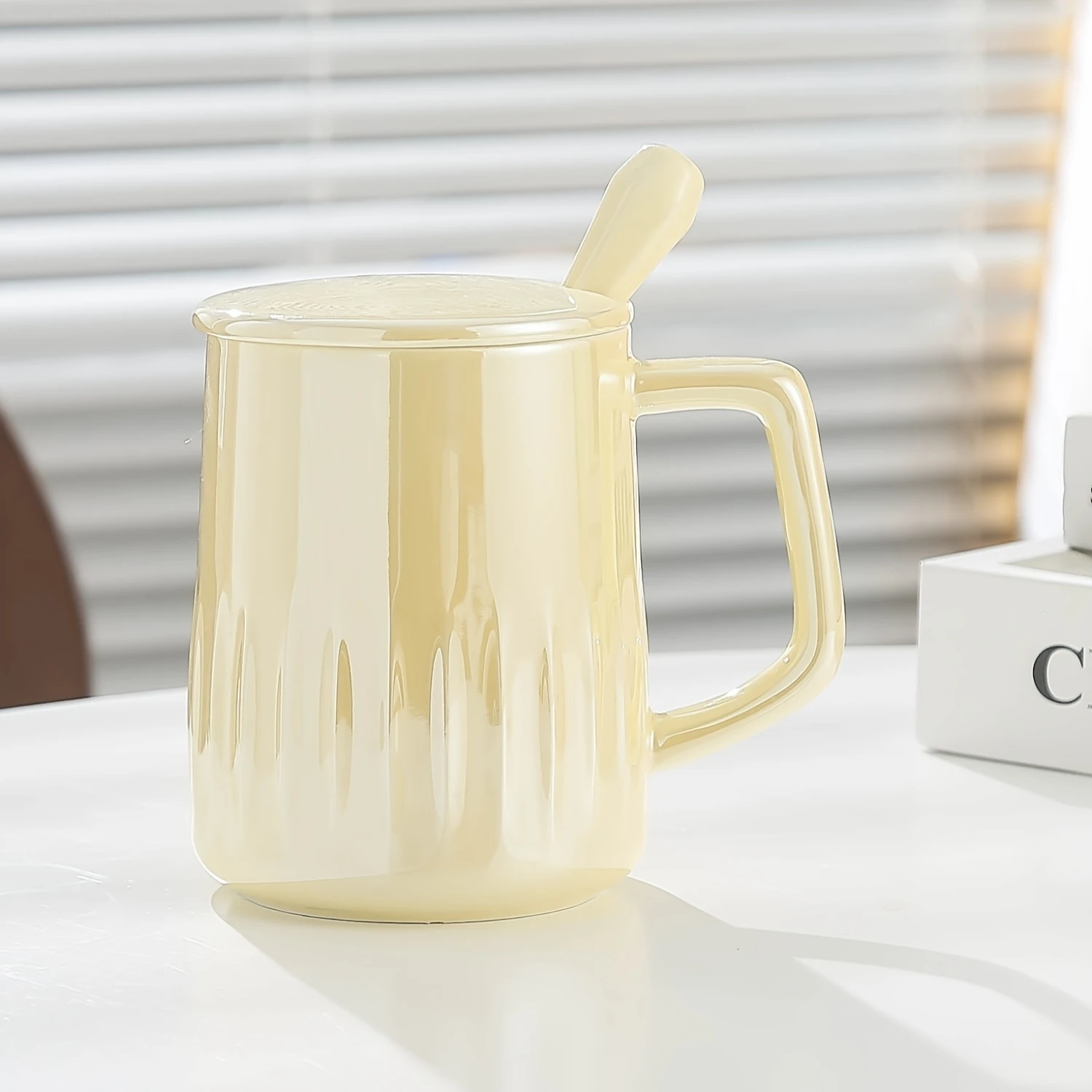 طقم أكواب قهوة من السيراميك المخطط المزجج باللؤلؤ مع غطاء وملعقة من الفولاذ المقاوم للصدأ، غسيل يدوي فقط، كوب معزول قابل لإعادة الاستخدام