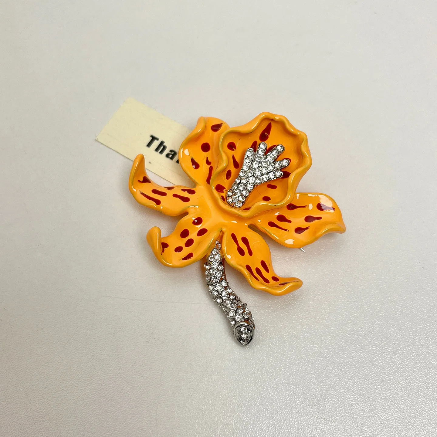 

Винтажная металлическая брошь с эмалью и стразами в виде орхидеи и лилии для женщин, элитная булавка для костюма, элегантный аксессуар