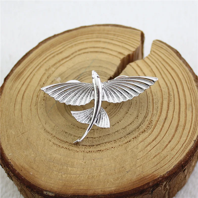 Fashionable and minimalist design new flying fish brooch accessory