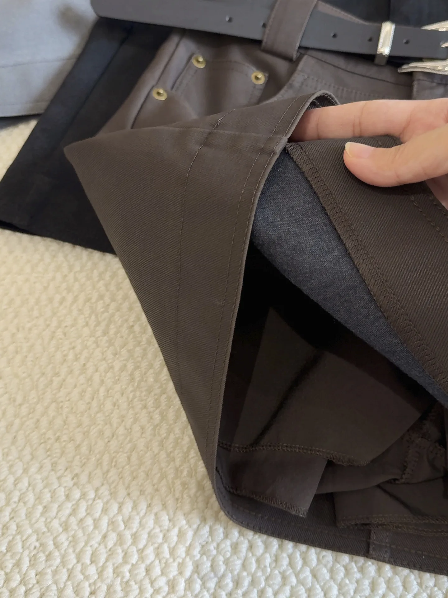 Black PU leather short skirt for women in autumn 2025, new high waist slimming and hip hugging A-line half body skirt