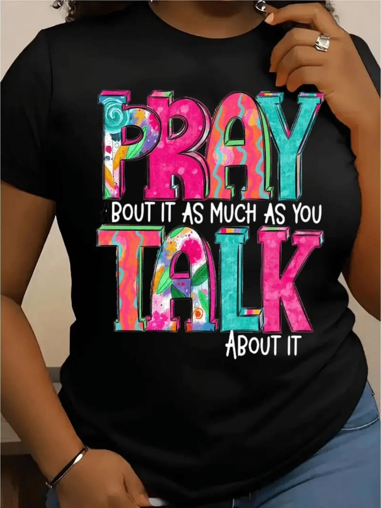 T-shirt à thème de prière vibrant pour femme avec motif qui parle, T-shirt noir décontracté à col rond avec lettres colorées, confortable et élégant, parfait pour le printemps et l'été, idéal pour un usage décontracté en été, T-shirt imprimé vibrant