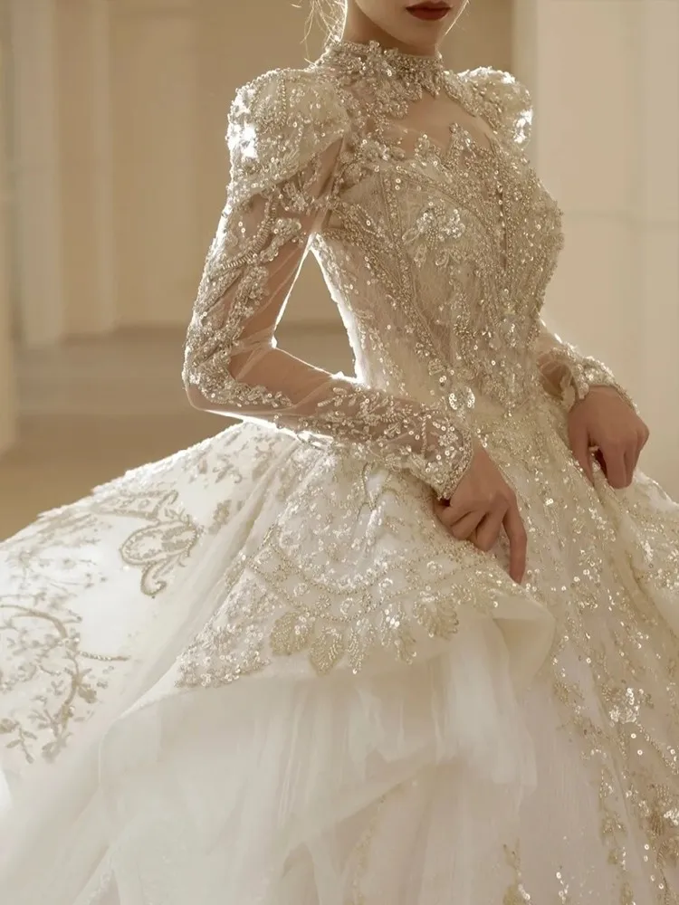 

A new long-sleeved strapless heavy-duty and light luxury dress