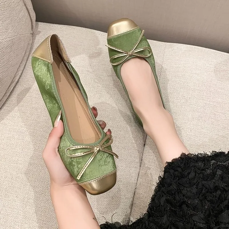 البائع الساخن 2026 الفرنسية الصيف جديد لينة أسفل رئيس مربع الانزلاق على الباليه الشقق الرجعية أحذية نسائية البوليستر نسخة كعب مسطح