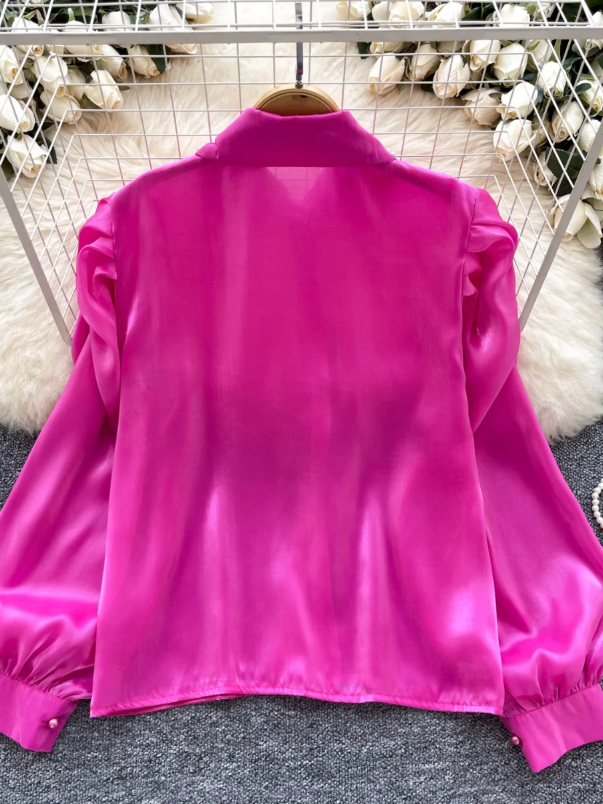 ファッショナブルな長袖サテンシャツ女性の秋の摩耗多用途シャープな襟シングルボタンパール装飾韓国スタイルルーズフィット