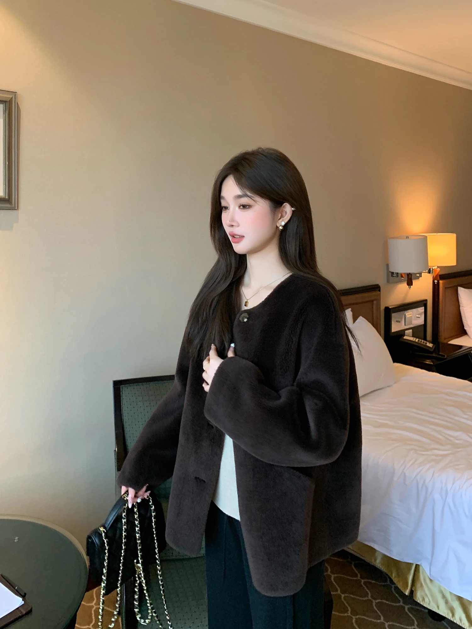 

Женское короткое шерстяное пальто LM из натуральной овчины: комфорт, тепло и экологичность для повседневной носки