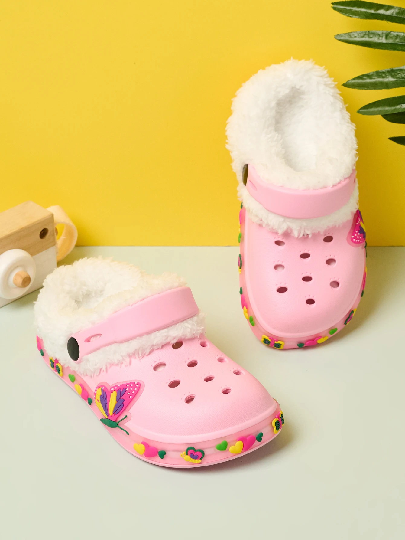 Autumn and winter fashionable, casual and comfortable home shoes for boys and girls with plush holes